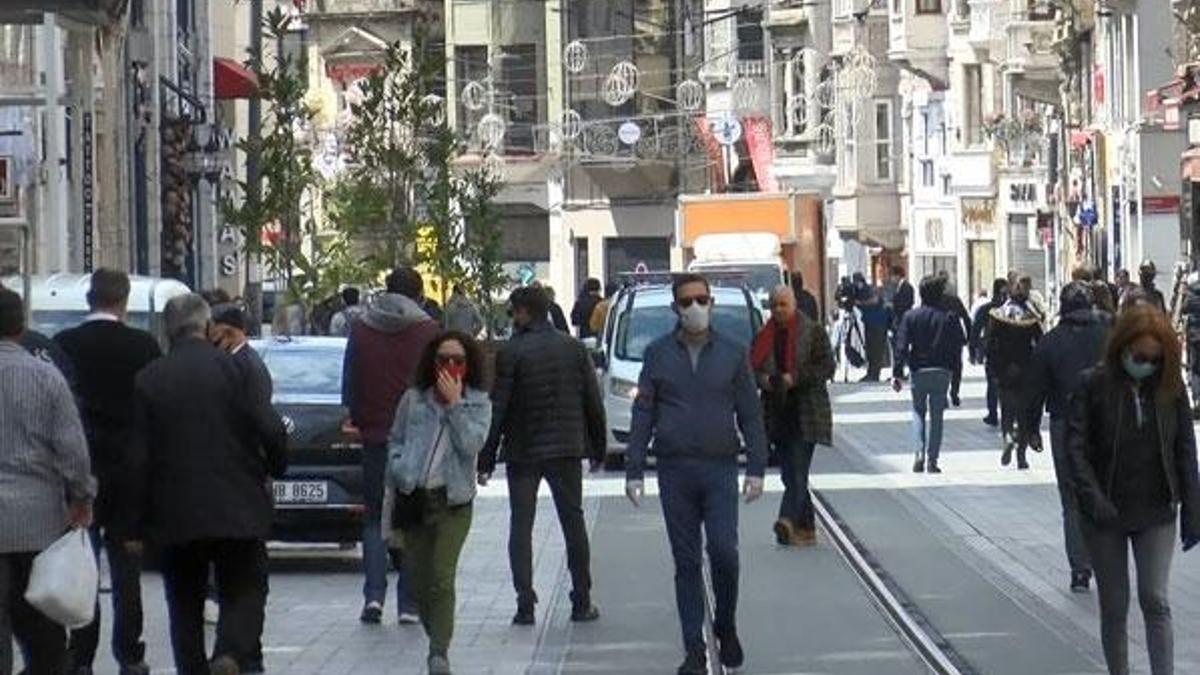 İstiklal Caddesi bugün de yoğun: bazı dükkanlar kepenk açtı