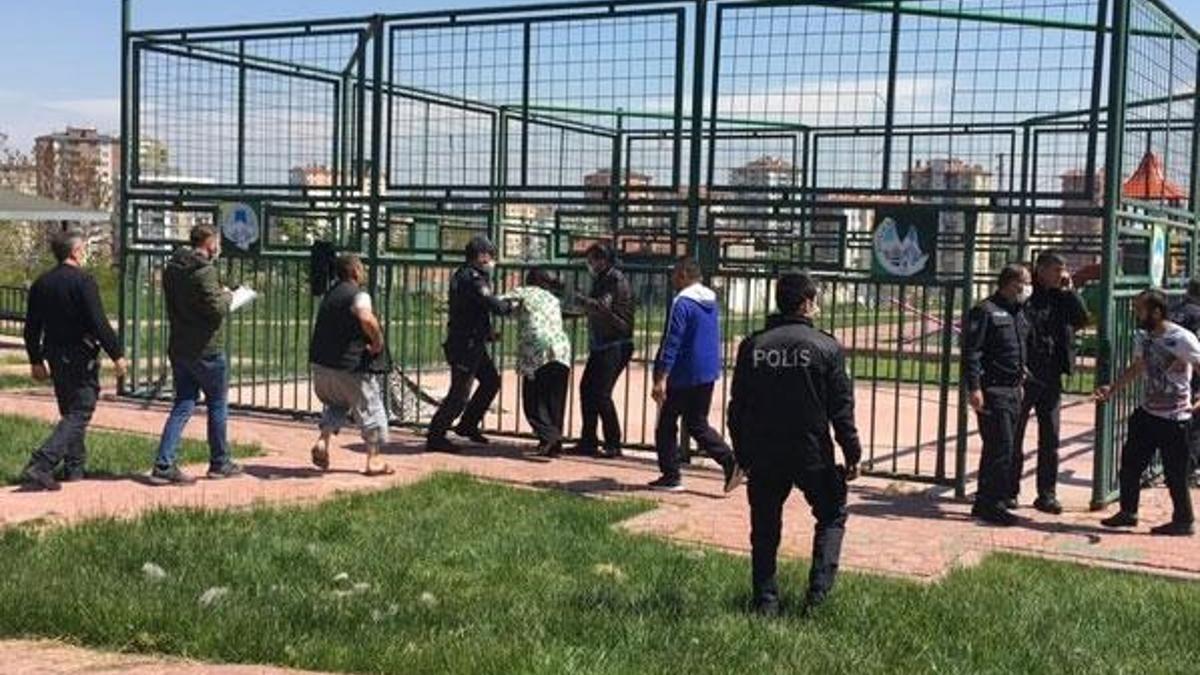 Mahallenin basketbol sahasında intihar etti