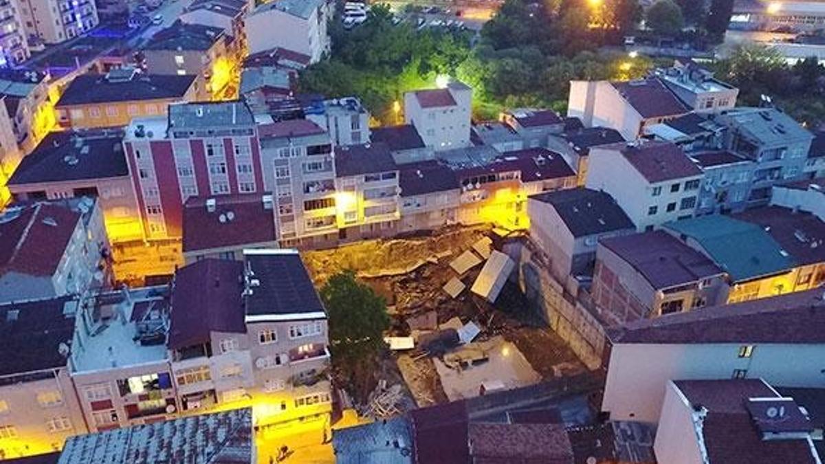 Esenler'de çatlaklar oluşan yol ve istinat duvarı çöktü! Korku dolu anlar...