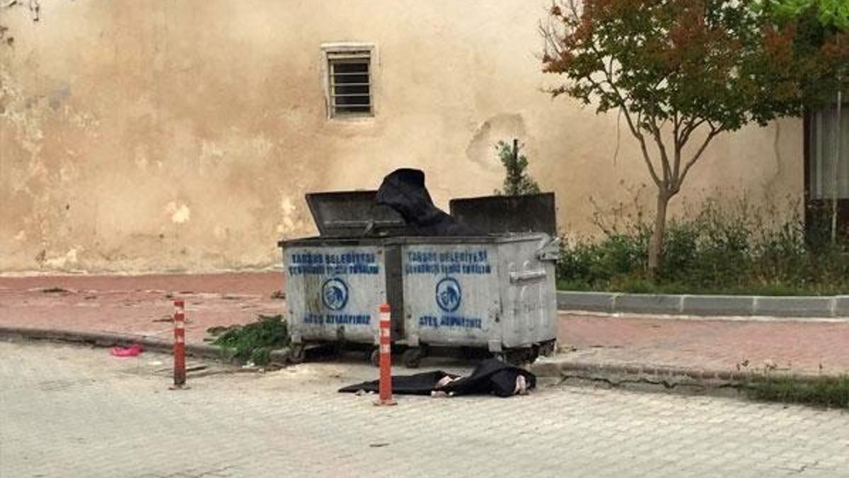 Çöp konteynerinin önündeki 'ceset' torbaları korkuttu