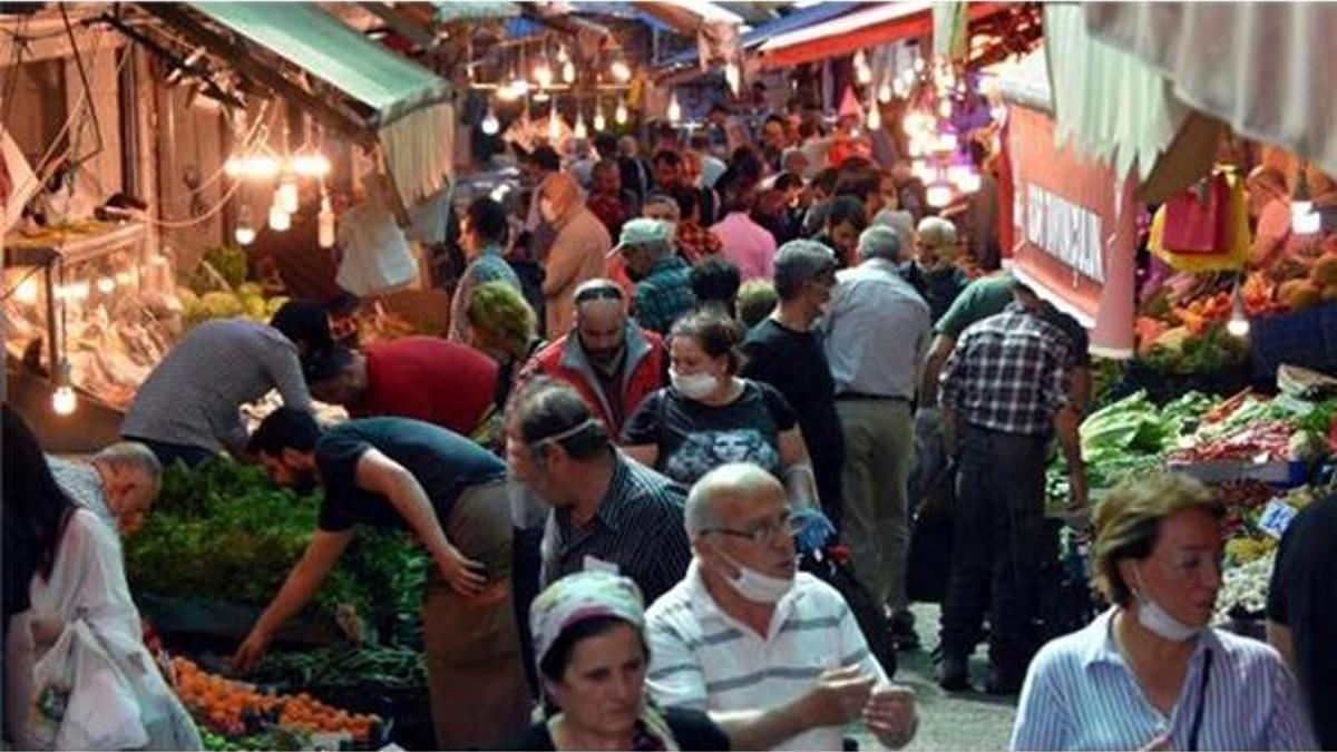 İzmir'de kısıtlamanın ardından caddelerde yoğunluk yaşandı