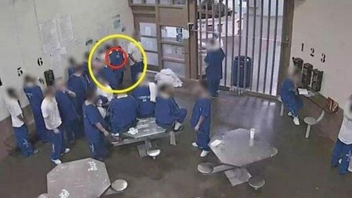 Corona virüse yakalanmak için sıraya girdiler! Tek tek maskeyi kokladılar...