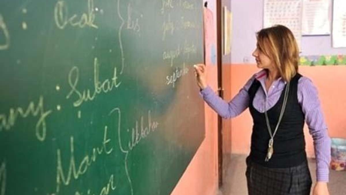 Geçici görevli, izinli veya raporluyken göreve başlayan öğretmenlere ek ders ücreti ödenir mi? Ücretli öğretmenlerin görevine son verilir mi?
