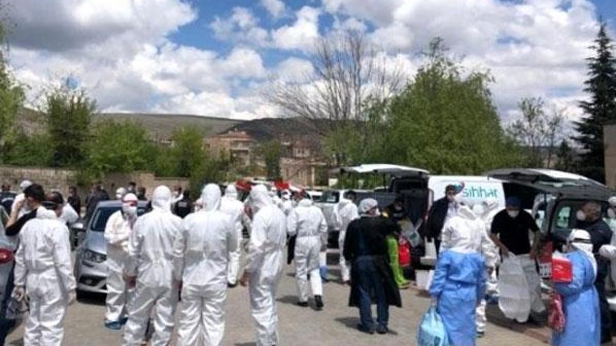 Üfürükçü kadın tüm mahalleye virüs bulaştırmış!