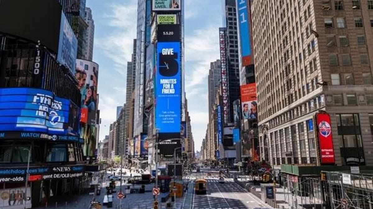 New York'ta Times Meydanı'na Kovid-19 ölümlerini sayan ve Trump'ı sorumlu tutan pano asıldı