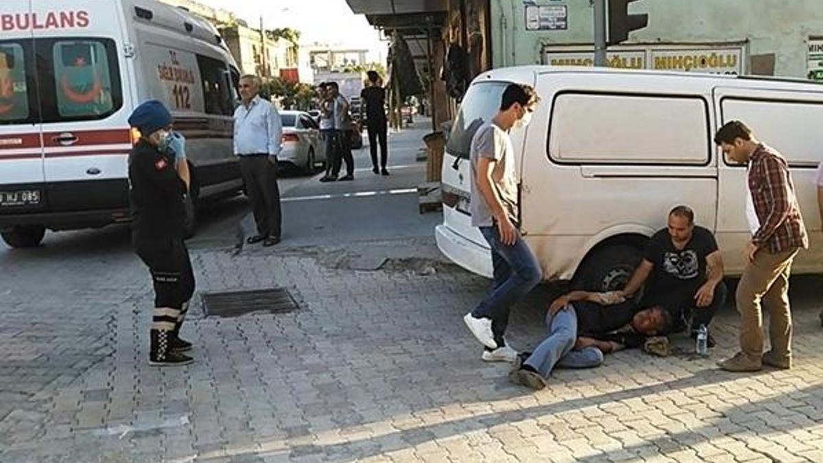 Afrika sıcağından etkilenen yaşlı adam yolda bayıldı