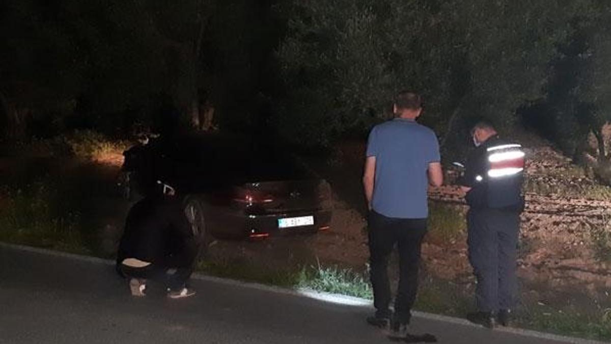 Polis aracına çarpıp yaya olarak kaçtılar