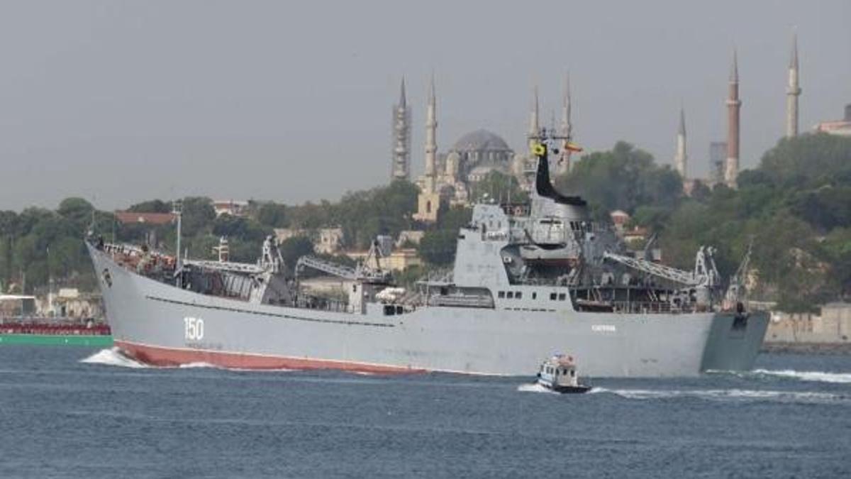 Rus savaş gemisi İstanbul Boğazı'ndan geçti