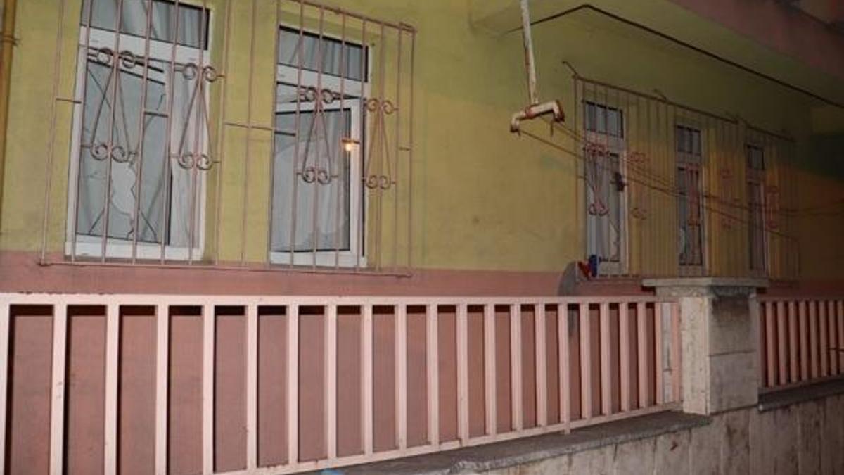 Kız arkadaşının evinin camlarını levye ile kırdı, mahalleli tepki gösterince kaçtı