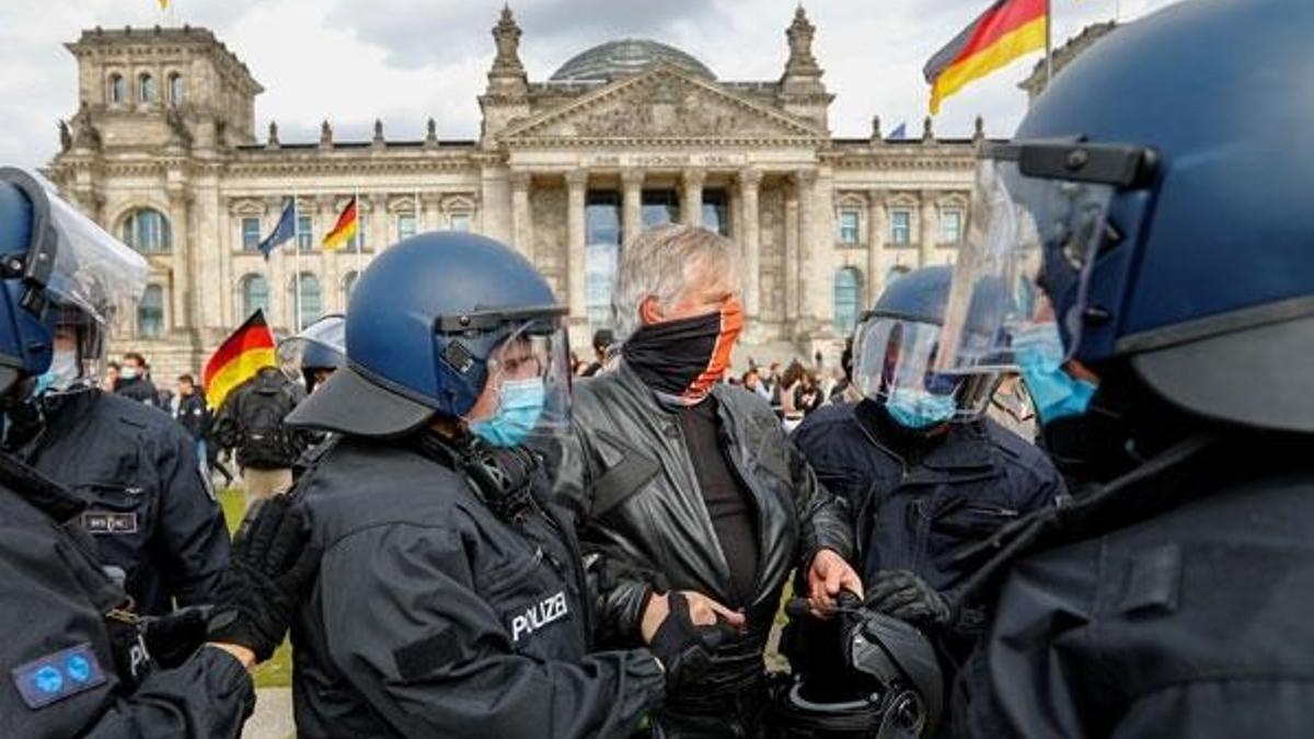 Almanya’da Kovid-19 tedbirlerini binlerce kişi protesto etti