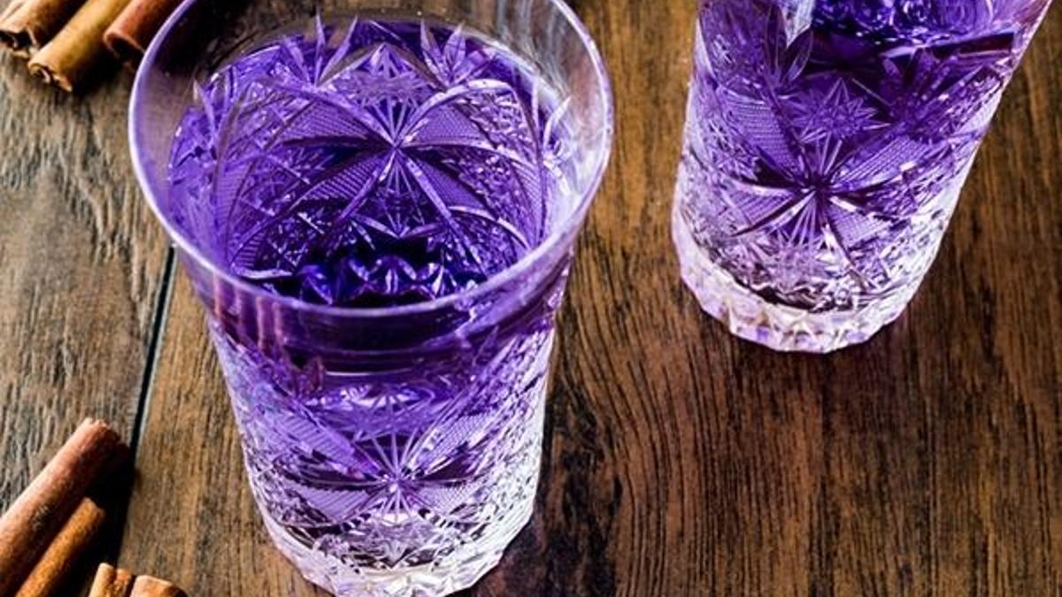 Susuzluğunuzu giderecek buz gibi 5 içecek: Gül, menekşe ve reyhan şerbeti tarifi