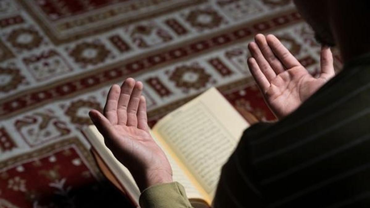 Kadir gecesi namazı kaç rekattır, nasıl kılınır? Bin aydan hayırlı Kadir gecesi günü hangi dua okunur? Kadir gecesi suresi, Arapça duası ve anlamı…