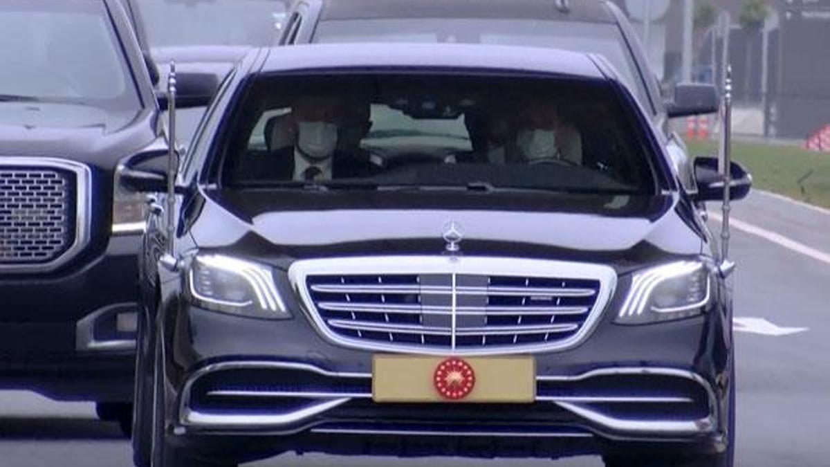 Cumhurbaşkanı Erdoğan makam aracında maske taktı