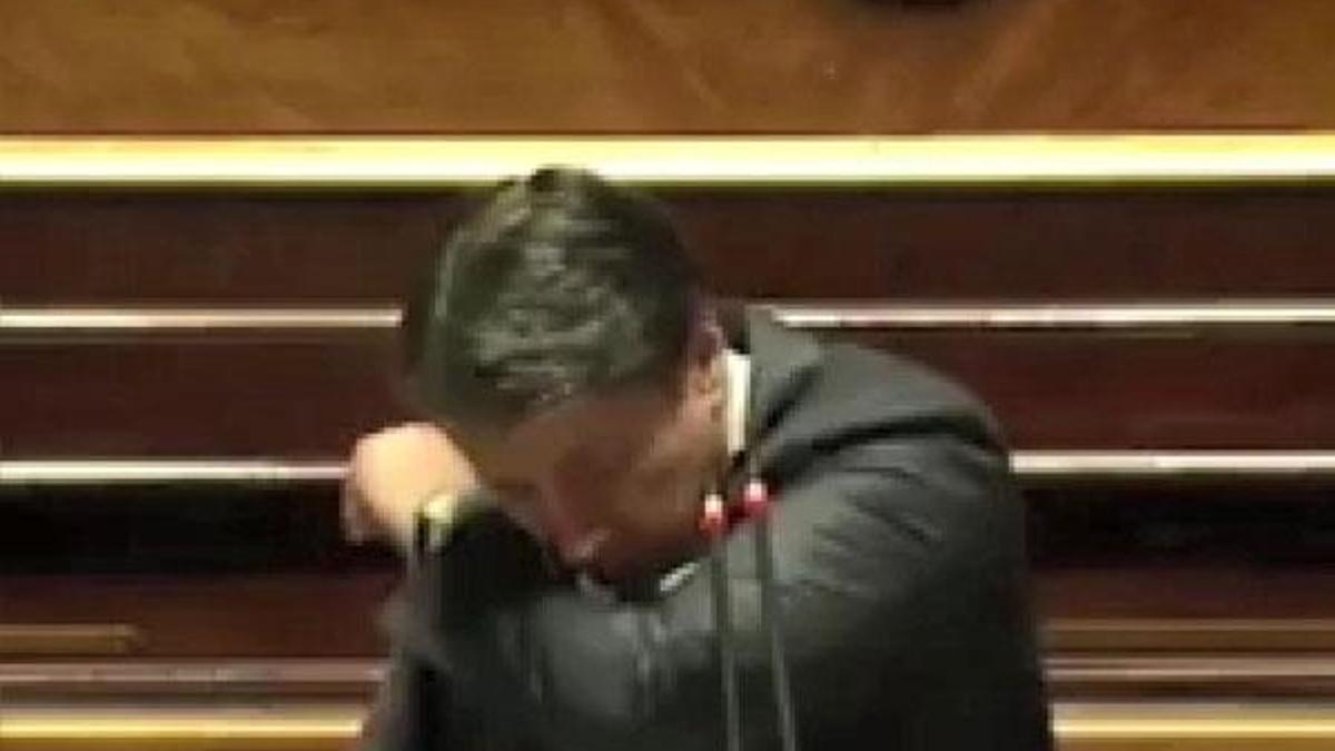 Dünyayı şoke eden görüntü! İtalya Başbakanı Conte'nin öksürük krizine 'Maske tak' tepkisi