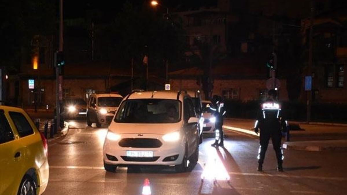 İstanbullu sokağa çıkma kısıtlamasına trafikte yakalandı