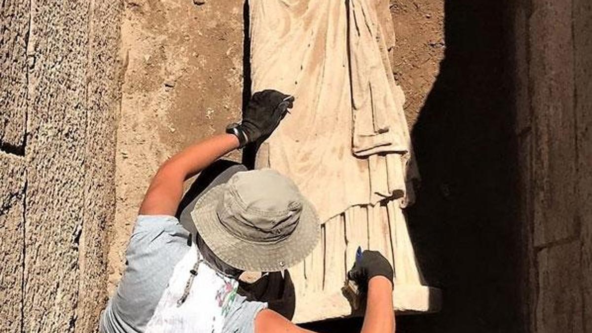 Patarada bulunan 1900 yıllık kadın heykeli heyecan yarattı
