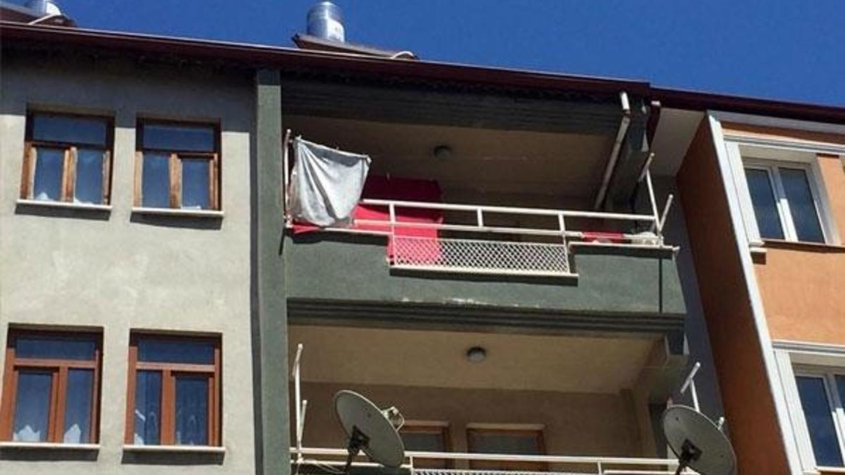 Anne babasını öldürüp, polise teslim oldu