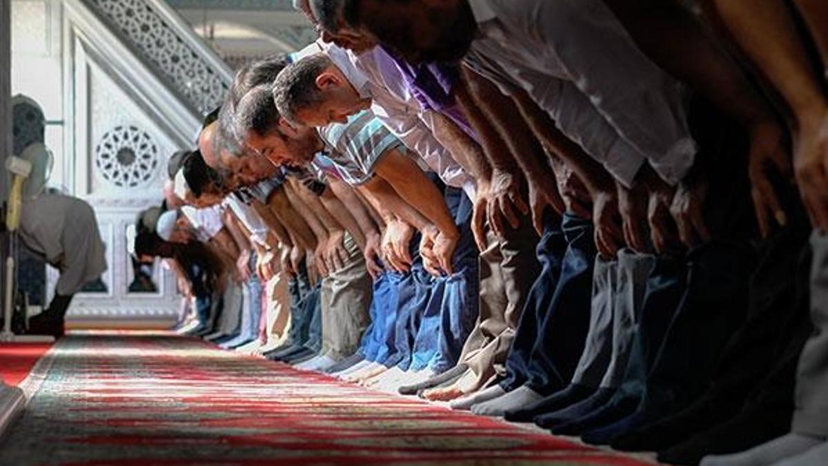 Evde bayram namazı nasıl kılınır? Ramazan Bayramı namazı nasıl kılınır? Bayram namazında hangi dualar okunur...