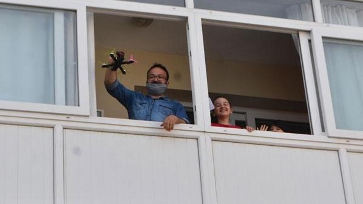 Drone ile çocuklara harçlık dağıttı