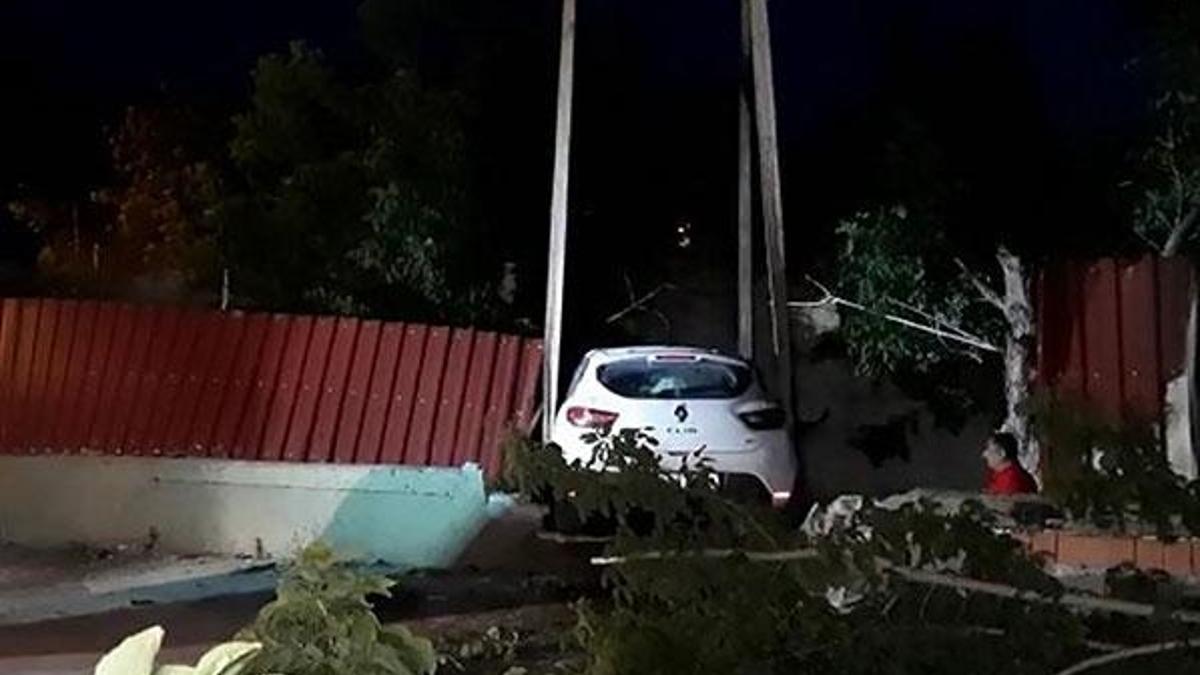 Otomobille askeri tugaya girdi: 1 yaralı