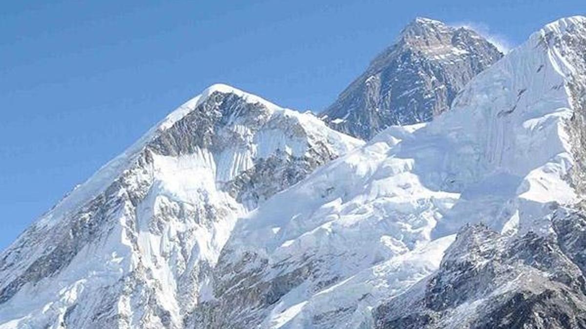 Everest'in yüksekliğini ölçecek Çin ekibi zirveye ulaştı