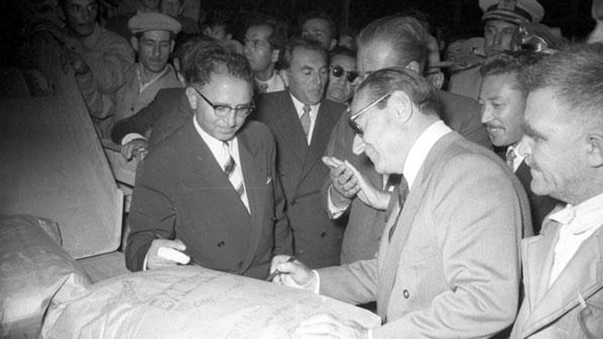 Adnan Menderes öncülüğünde makineleşmeyle birlikte tarım devrimi  yaşandı