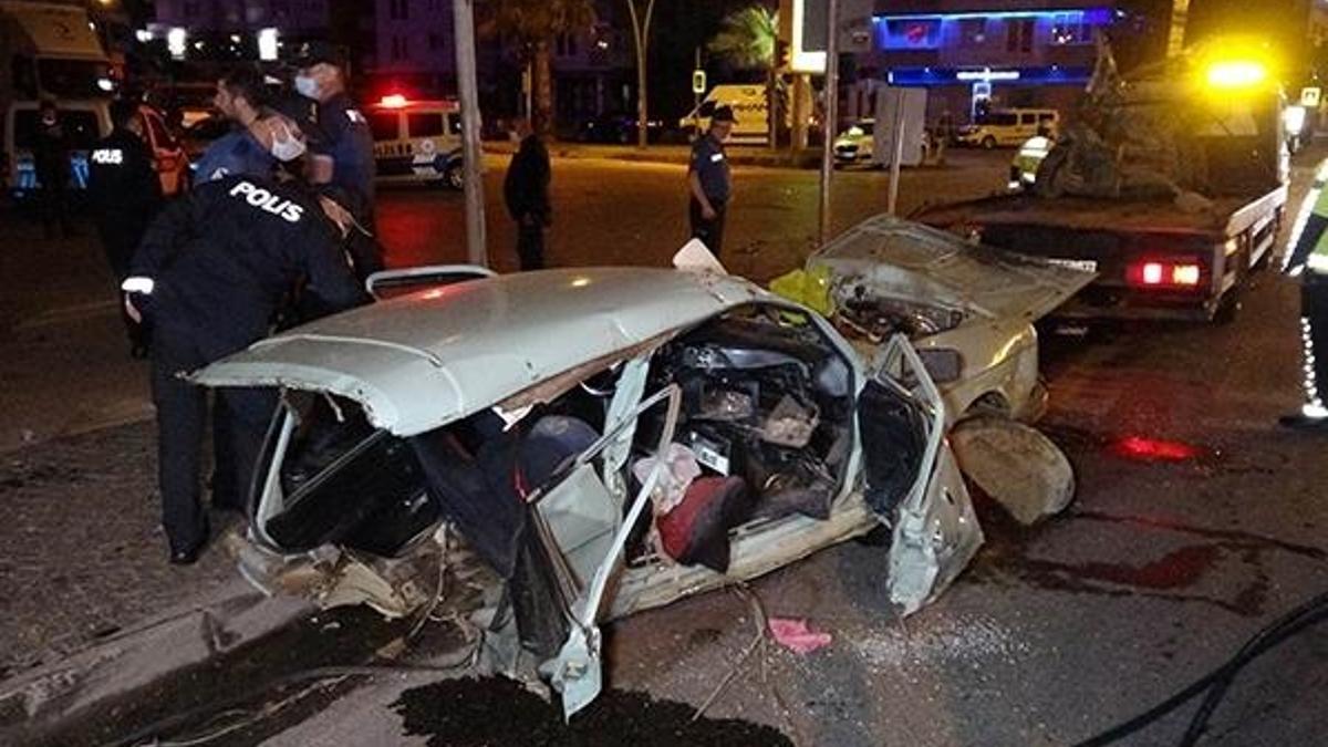 Feci kaza! Otomobil ikiye bölündü: 2'si ağır 5 yaralı