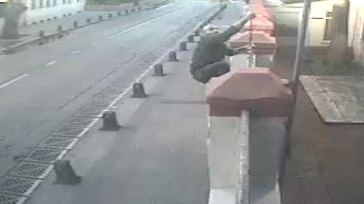 Üsküdar'daki kilisenin kapısındaki haçı söken kişi gözaltına alındı