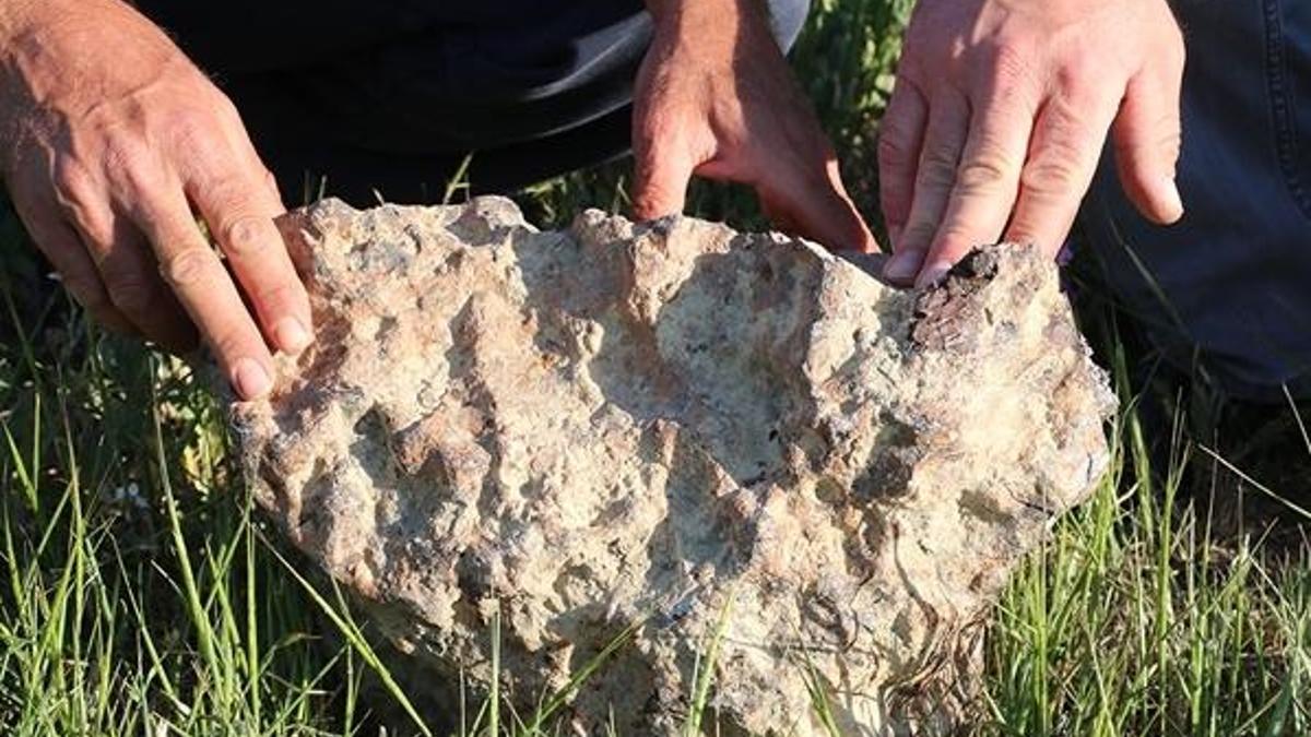 Tarlada bulduğu 'gök taşını' satılığa çıkardı
