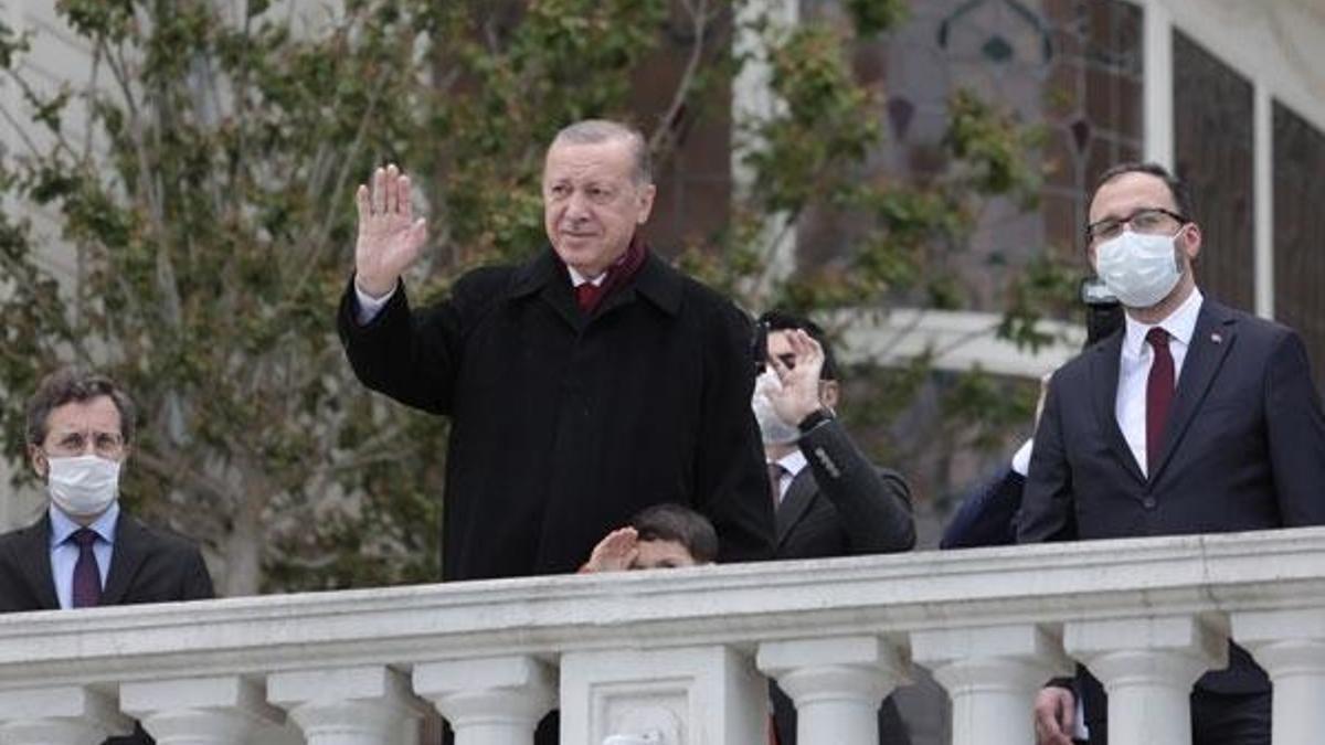 Cumhurbaşkanı Erdoğan, fetih kutlamaları dolayısıyla Boğaz'dan geçen tekneleri selamladı
