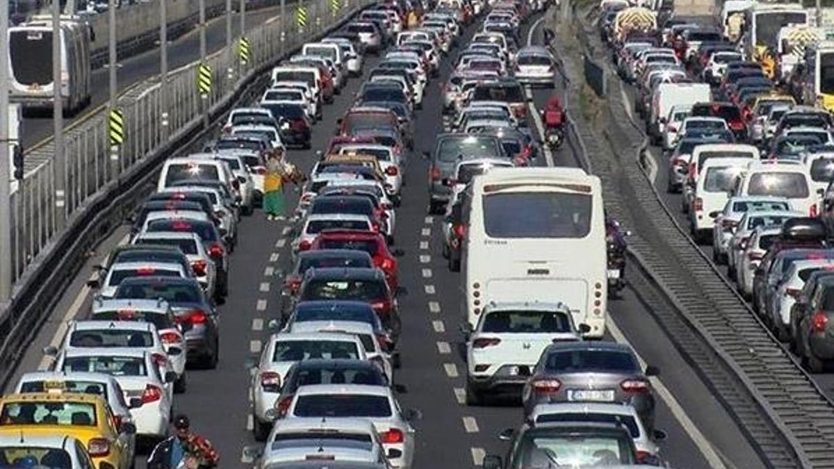 İstanbul'da kısıtlama öncesi yoğun trafik! Yüzde 50'yi aştı