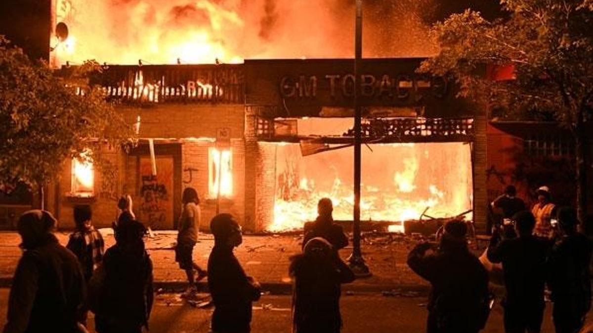 Siyahi George Floyd'un ölümüne neden olan polis tutuklandı