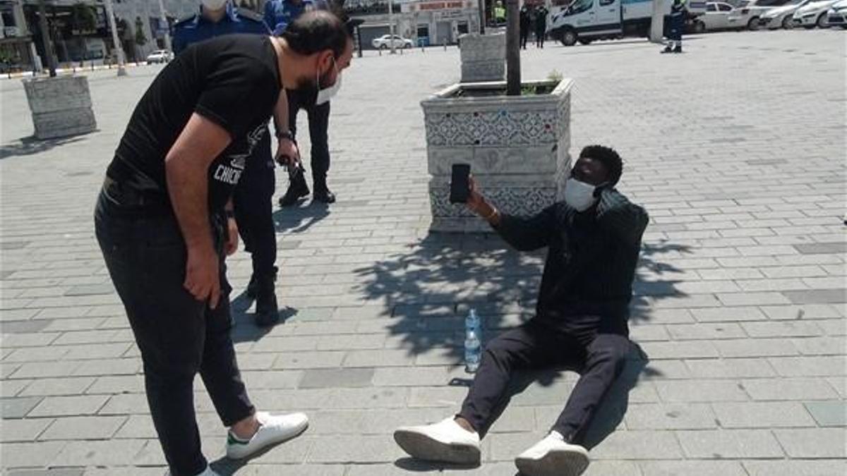 Taksim'de hareketli anlar! Bir anda acılar içinde yeğe yığıldı...