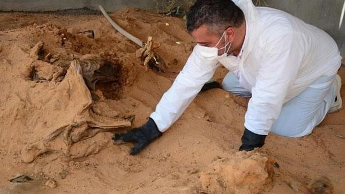 Hafter milislerinden kurtarılan Trablus'ta bir aileye ait toplu mezar  bulundu