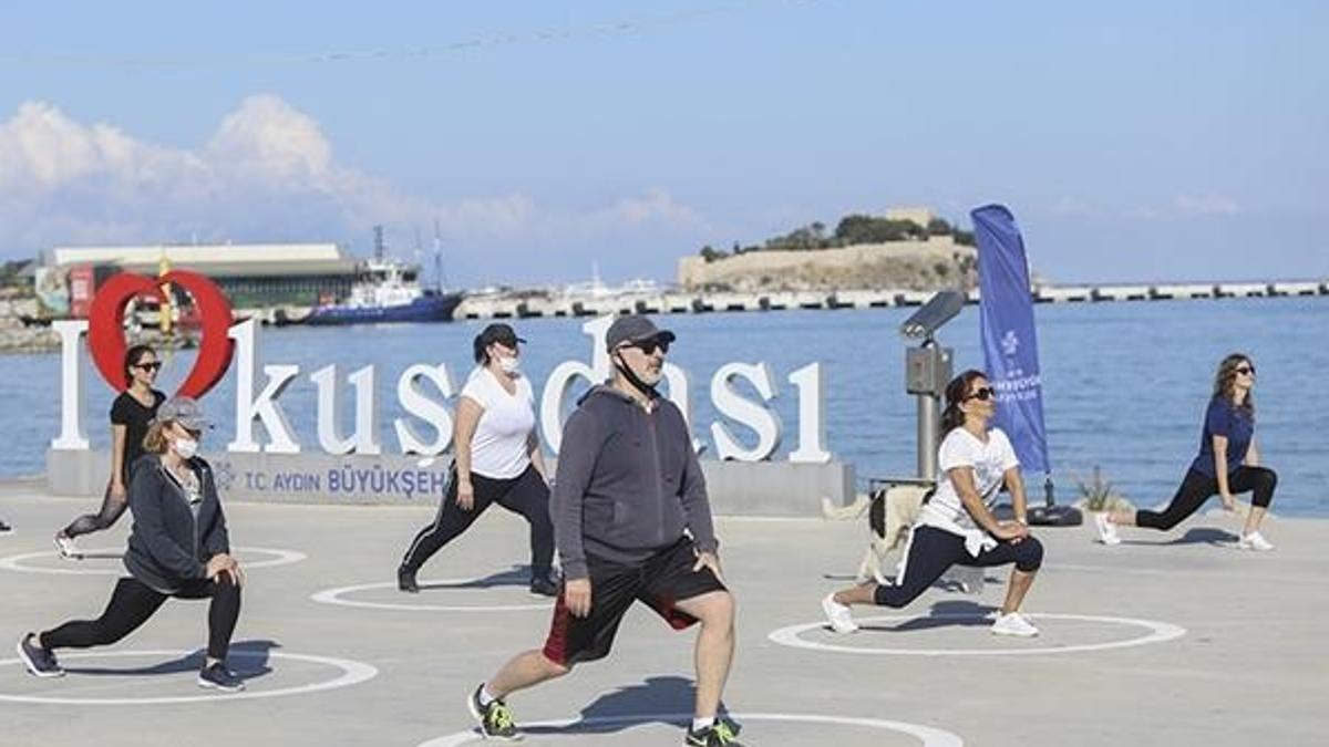 Sahilde sosyal mesafeli sabah sporu!
