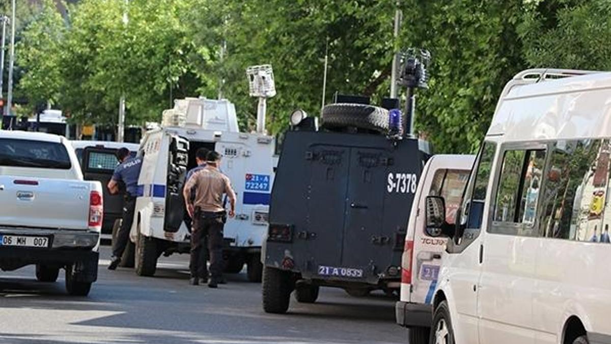 Diyarbakır'da silahlı saldırıya uğrayan polis memuru  şehit oldu