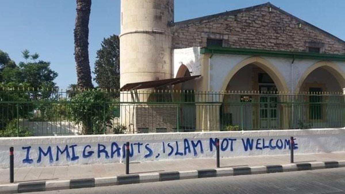 KKTC Başbakanı Tatar: "Rum kesimindeki caminin yakılmak istenmesi kabul edilemez"