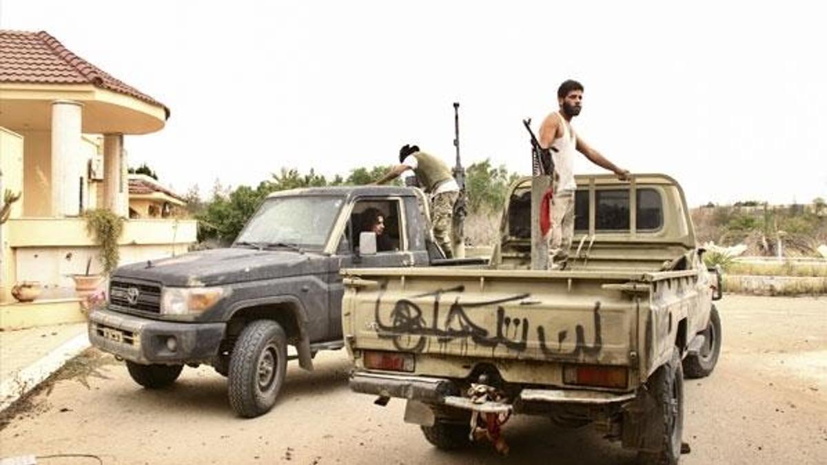Libya ordusu ile Hafter milisleri, Trablus Havaalanı çevresinde  çatışıyor