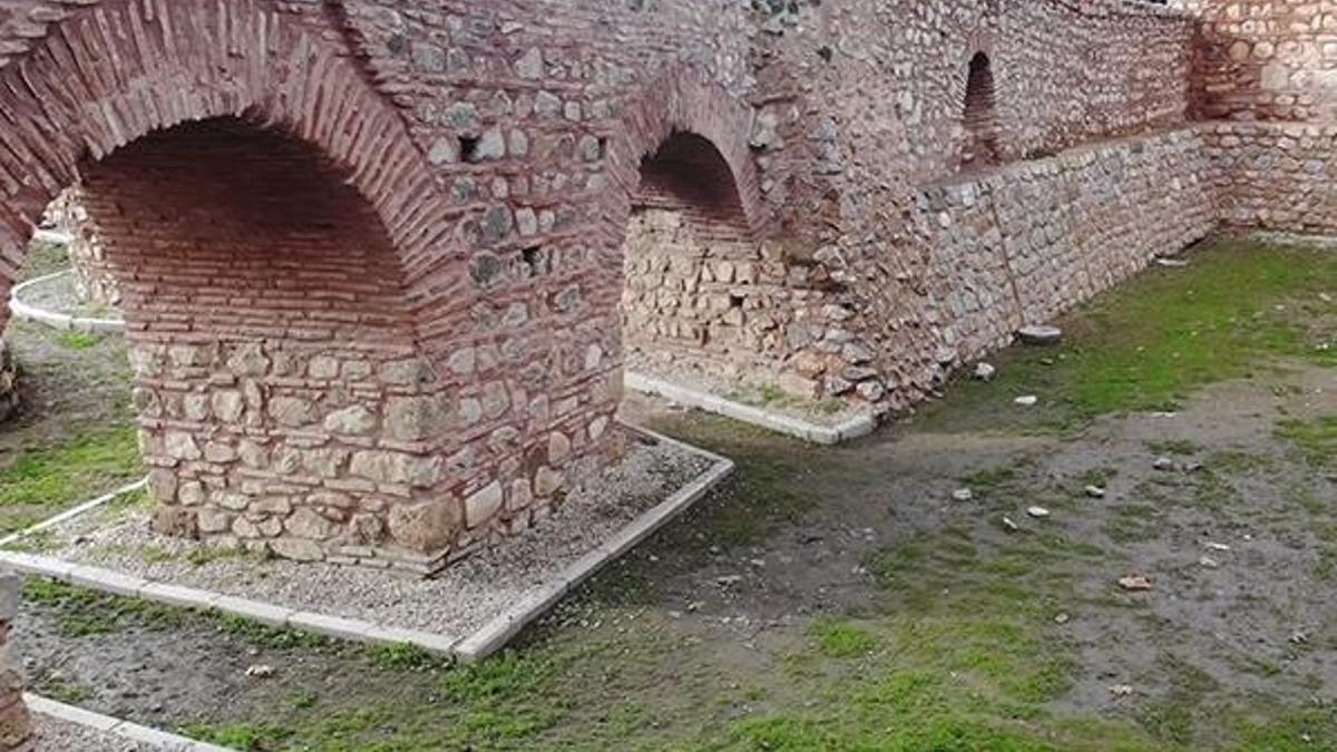 2 Bin yıllık Roma surlarını spreyle boyayıp, yanında ateş yaktılar