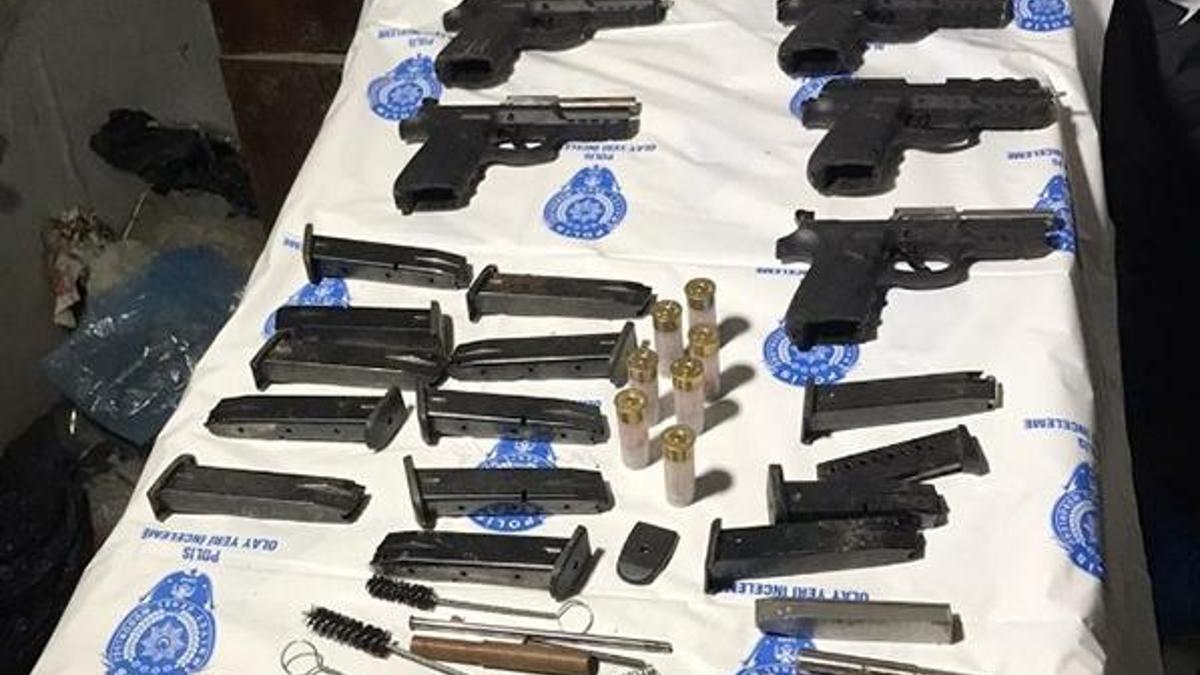 Beyoğlu'nda metruk binada silahlar ele geçirildi