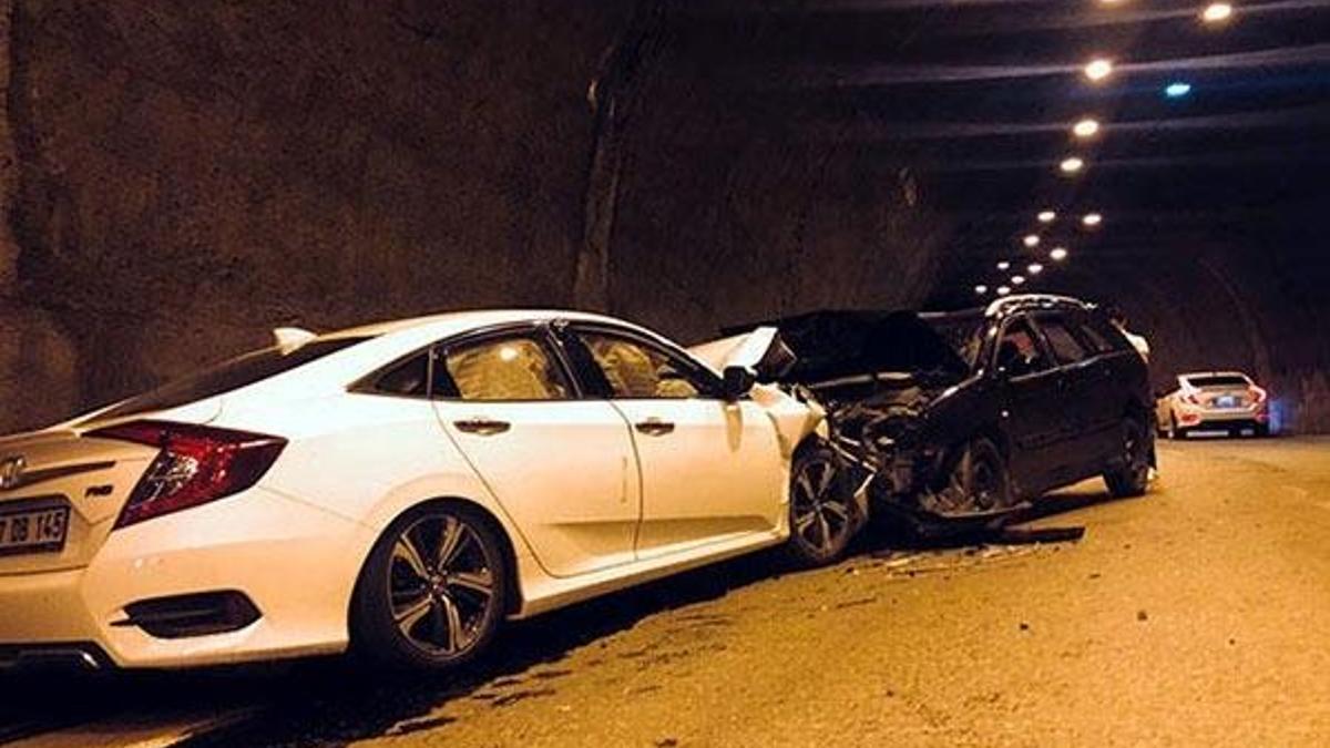 Yol tarifini yanlış anlayıp ters şeride girince kaza yaptı: 3 yaralı