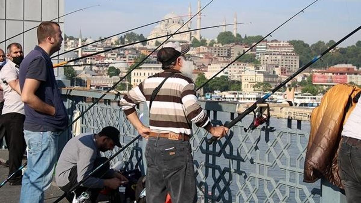 Yasaksız ilk hafta sonunda Galata Köprüsü'ne balık tutmaya koştular