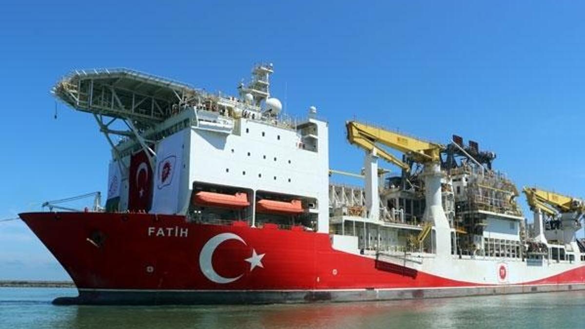 Türkiye'nin ilk yerli sondaj gemisi "Fatih" Trabzon Limanı'na demir attı