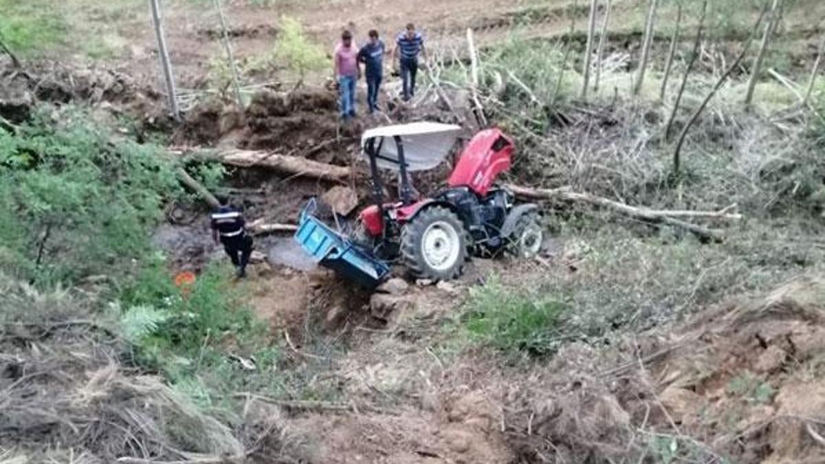 Traktör devrildi: 4'ü çocuk 9 kişi yaralandı