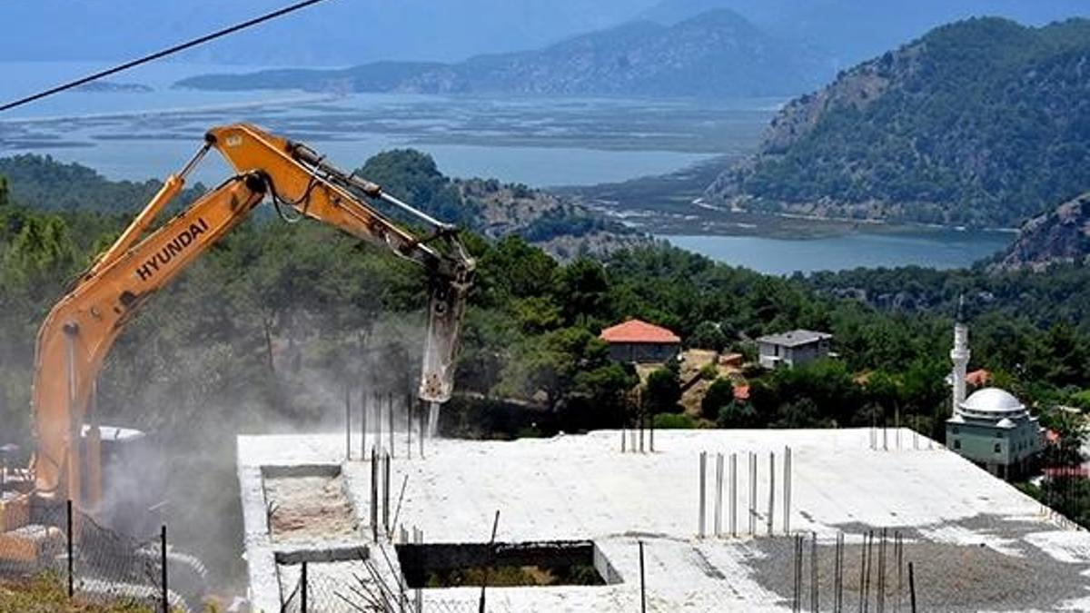 İztuzu Plajı'nı gören mahallede, kaçak yapıların yıkımına başlandı