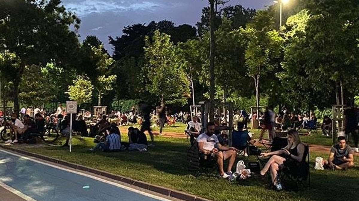 Caddebostan Sahili bu akşam da yoğun kalabalık