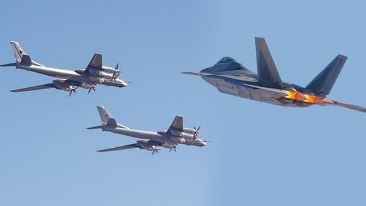 ABD jetleri Rus savaş uçaklarının önünü kesti!