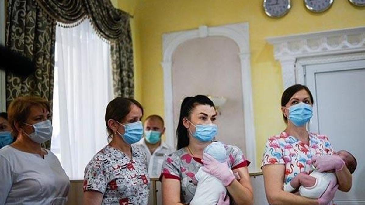 Ukrayna’da taşıyıcı annelerin doğurduğu bebeklerden 6’sı ailesine kavuştu