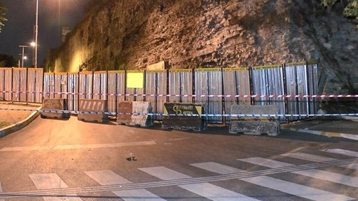 Tarihi surlarda çökme tehlikesi! Yol trafiğe kapatıldı