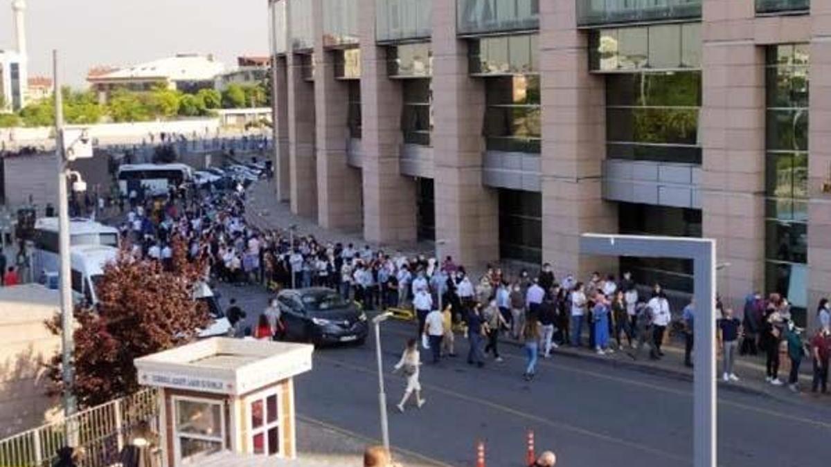 İstanbul Adalet Sarayı önünde uzun kuyruklar oluştu